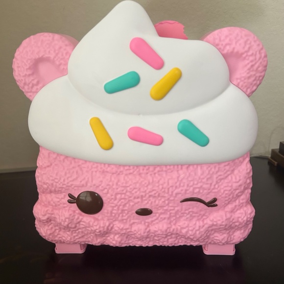 Num Noms Cupcake Case with extras - Picture 3 of 15